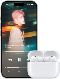 AirPods Pro 3 อยู่ในเคสชาร์จ MagSafe, iPhone 17 Pro, Apple Music เล่นเพลง Everybody Laughs โดย David Byrne และ Ghost Train Orchestra