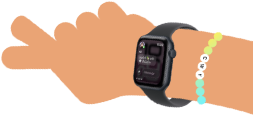 ภาพการ์ตูนของข้อมือเด็กที่สวม Apple Watch SE 3 โดยหน้าจอเปิดแอปข้อความ