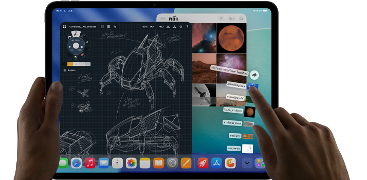 iPad Pro สีดำสเปซแบล็ค มือซ้ายถืออุปกรณ์ มือขวาใช้คำสั่งนิ้วการชี้เพื่อปรับแต่งหน้าต่างหลายแอปที่เปิดอยู่ซึ่งมีทั้งแอปวาดภาพที่มีภาพสเก็ตช์การออกแบบทางกลไก คลังรูปภาพของดาวเคราะห์และภาพอวกาศ รวมถึงโฟลเดอร์ดาวน์โหลดที่กางออกแบบพัด