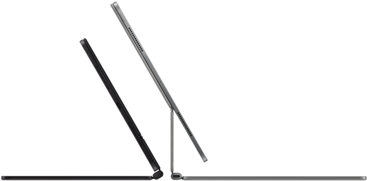 อุปกรณ์ iPad Pro จำนวน 2 เครื่องที่ติดเข้ากับ Magic Keyboard, ตัวเครื่องภายนอกด้านข้าง, รูปทรงที่บาง, สีดำสเปซแบล็ค พร้อมลำโพงและพอร์ต USB-C, เอียงเปิดครึ่งหนึ่ง, สีเงิน, เปิดกางอยู่, เอียงไปด้านหลังเพื่อแสดงดีไซน์แบบยกลอยที่ปรับเอนได้ของคีย์บอร์ด, ลำโพง และไมโครโฟน