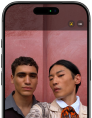 หน้าจอด้านหน้าของ iPhone 17 Pro แสดงคุณสมบัติจัดให้อยู่ตรงกลางสำหรับภาพถ่ายและวิธีถ่ายเซลฟี่ของคนกลุ่มหนึ่ง โดยมีการไฮไลท์ใบหน้าของผู้คนเหล่านั้น