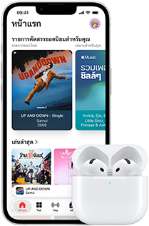 iPhone 17e, ภายนอกด้านหน้า, แอป Apple Music ที่เปิดอยู่ในหน้าจอโฮม, ถัดจาก AirPods Pro 3 ในเคสชาร์จ MagSafe ที่เปิดอยู่