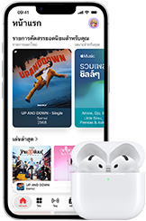 iPhone 17e, ภายนอกด้านหน้า, แอป Apple Music ที่เปิดอยู่ในหน้าจอโฮม, ถัดจาก AirPods Pro 3 ในเคสชาร์จ MagSafe ที่เปิดอยู่