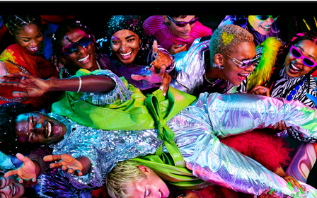 หน้าจอสีสันสวยงามบน MacBook Pro แสดงภาพบุคคลหนึ่งที่ถูกคนอื่นยกตัวส่งต่อไปเรื่อยๆ กลางฝูงชนในงานปาร์ตี้ ซึ่งแสดงให้เห็นถึงจอภาพ Liquid Retina XDR ที่สวยสดใส