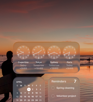 วิดเจ็ตนาฬิกา ปฏิทิน เตือนความจำ และสภาพอากาศแบบ Liquid Glass บนหน้าจอ macOS Tahoe ที่อยู่เหนือฉากของนักเล่นเซิร์ฟที่เดินอยู่บนชายหาดยามดวงอาทิตย์ตก
